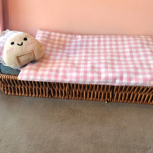 Lit poupee vichy rose - barbie accessoires avec matelas, oreiller, couette et doudou - meuble en matériaux naturel