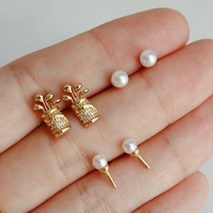 Juego de 6 pendientes de botón Tiny Golf, con diseño de microtee de golf y palos de golf, con perla pequeña, chapado en oro, ideal para golfistas, para el día del partido, ideal para aficionados al deporte.