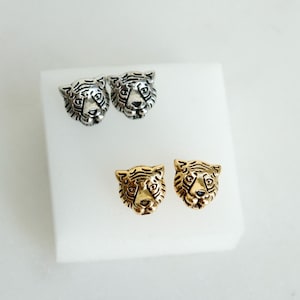Brincos delicados de onça-pintada, brincos pequenos de felino grande, prontos para o dia do jogo, postes de empurrar tigre, dourados, prateados, universitários, trajes para o dia do jogo, fã de esportes, presente dela