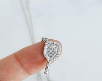 Collier de pagaie de pickleball avec petit cube pavé, délicat plaqué or, raquette en argent, cadeau de sport Gameday Dink Pickle Ball Flair