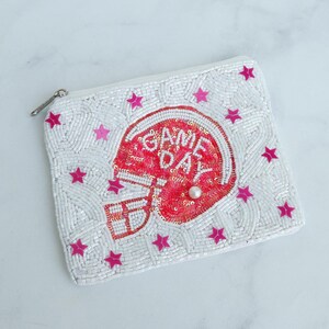 Monedero pequeño de fútbol con lentejuelas blancas y cuentas, con diseño de casco rosa y día de juego - Brillante estilo NCAA, ideal como regalo para fanáticos