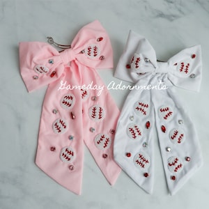Stor baseballflair med fröpärlor, lappad i ljusrosa eller vitt band med rosett, stor hårspänne med broderad ädelsten, perfekt sportgåva