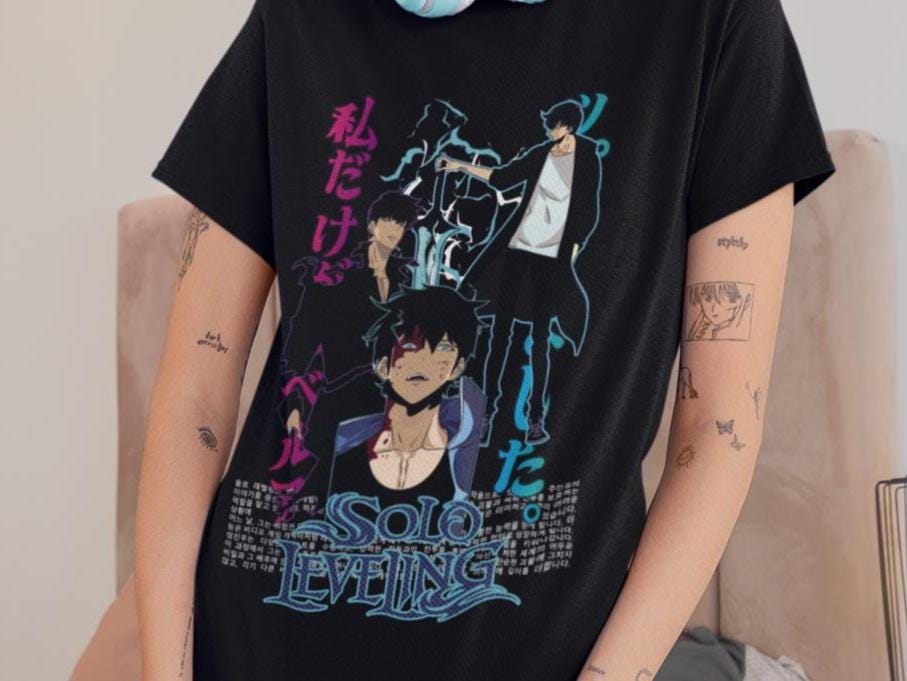 Solo Leveling Shirt Vintage Anime Hunter Tee Distressed Sung Jin-Woo Graphic T-Shirt Otaku Apparel for Men & Women Retro Manga Fan Gift