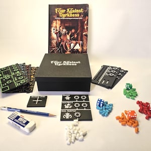 以下が含まれることがあります： 「Four Against Darkness」というボードゲームセット。黒い箱、ルールブック、サイコロ、トークン、ゲームピースが含まれています。鉛筆と消しゴムも付属しています。サイコロとトークンは様々な色です。