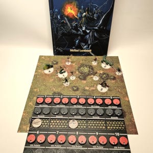 Może przedstawiać: Zestaw gier planszowych, zawierający planszę z miniaturowymi figurkami, licznikami i instrukcją zatytułowaną "League of Dungeoneers". Plansza ma zielono-brązowy wzór terenu. Instrukcja ma ciemnoniebieską okładkę.