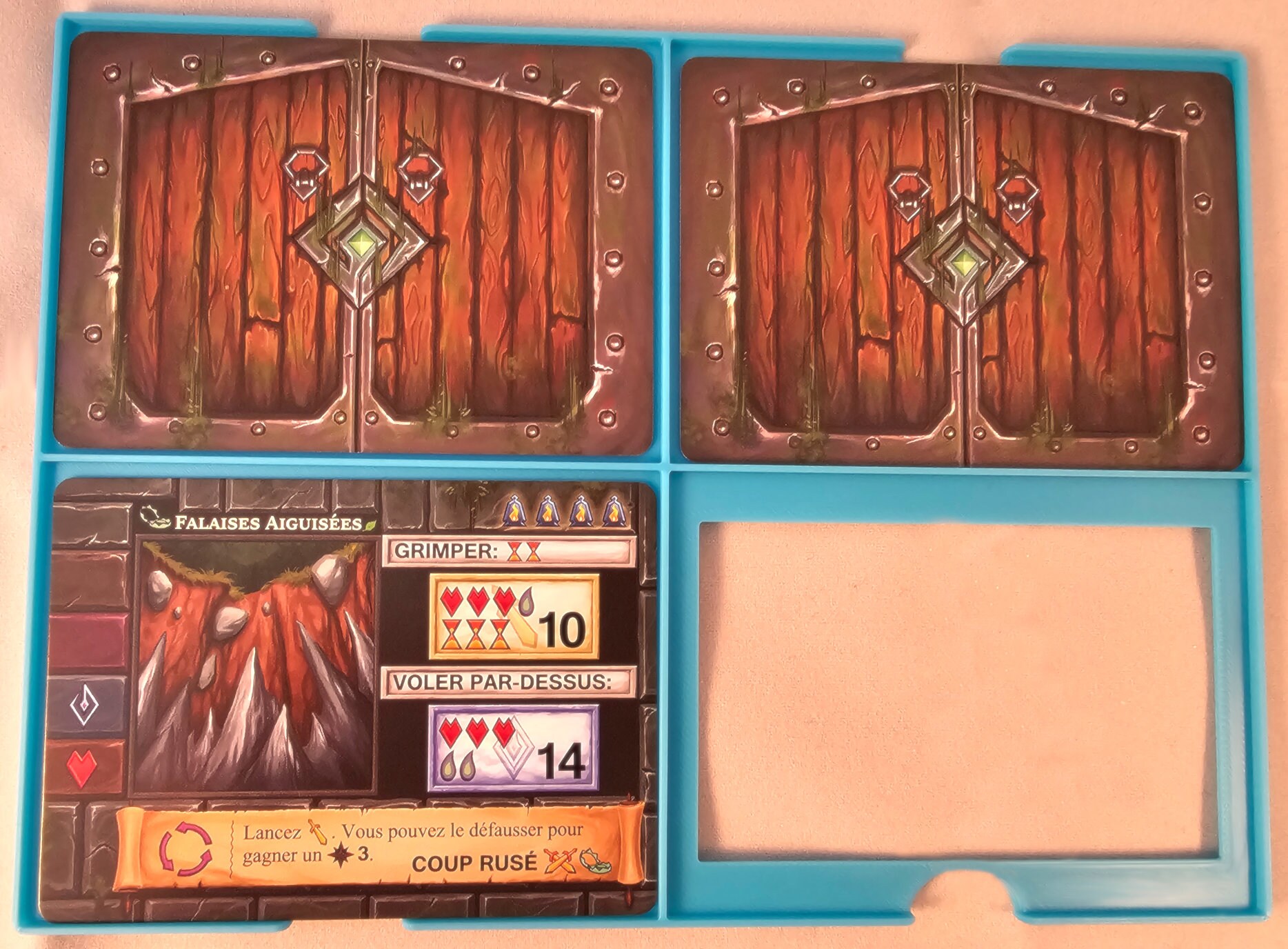 One Deck Dungeon – Profundidades Abisales, Mini Expansión Con 6 Cartas De Demonio Y 3 Héroes Nuevos Para El Juego De Mazmorras