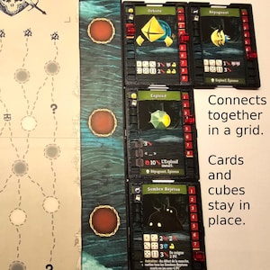 Puede incluir: Un juego de mesa con cuatro cartas dispuestas en una cuadr&iacute;cula. Cada carta tiene una gema de color diferente, y las cartas est&aacute;n conectadas por l&iacute;neas. El texto en las cartas dice "Orbiste", "R&eacute;pugnant", "Explosif" y "Sombre Rejeton".
