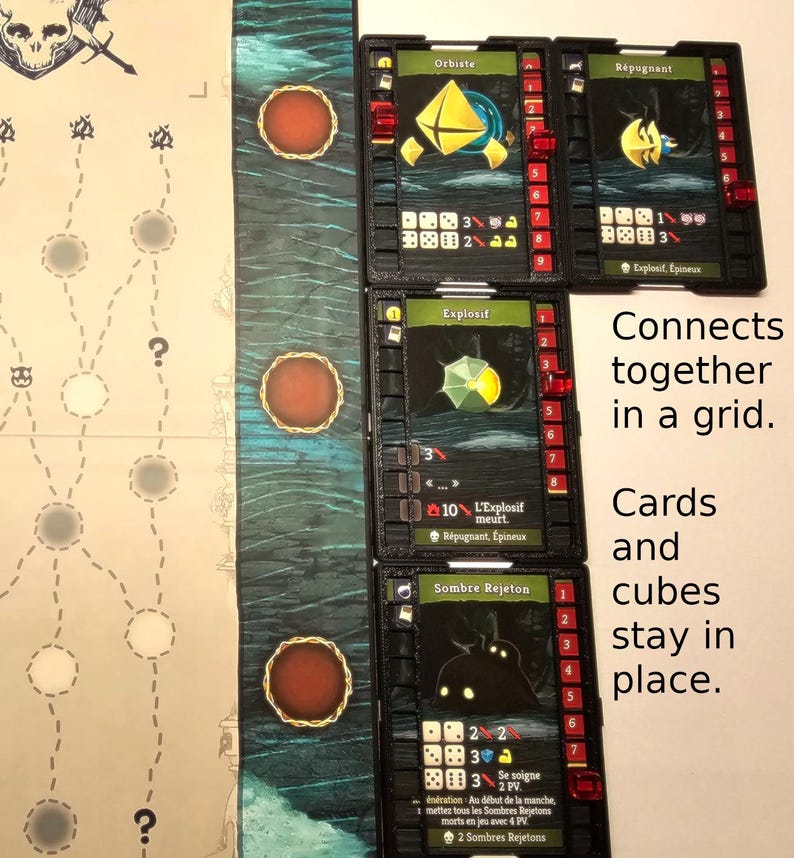 Puede incluir: Un juego de mesa con cuatro cartas dispuestas en una cuadr&iacute;cula. Cada carta tiene una gema de color diferente, y las cartas est&aacute;n conectadas por l&iacute;neas. El texto en las cartas dice "Orbiste", "R&eacute;pugnant", "Explosif" y "Sombre Rejeton".