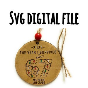 Peut inclure: Ornement rond en bois avec le texte "-2025 THE YEAR I SURVIVED BARELY" et "67" décoré de guirlandes lumineuses. L'ornement comprend également le texte "MS. MOEN 4TH GRADE" et "SVG DIGITAL FILE". Il a une perle rouge et de la ficelle pour l'accrocher.