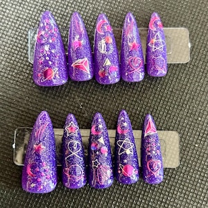 violette Thermo-Sternschnuppe Design auf Nägel drücken