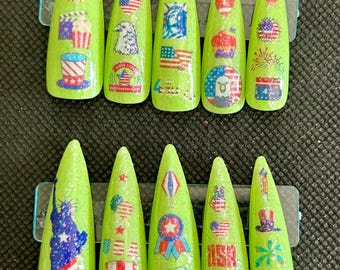 Uñas postizas con brillantina verde del 4 de julio