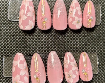 lindo design de flor rosa nas unhas