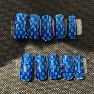 Presse boule disco bleue sur les ongles