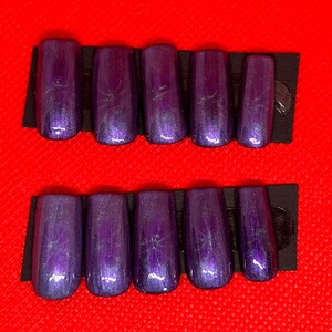 Fioletowy kwiat w kształcie kociego oka na paznokciach