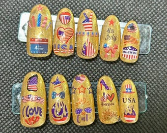 Uñas postizas doradas del 4 de julio