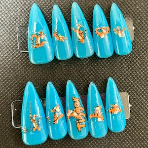 blau leuchtende Tigger drücken auf die Nägel