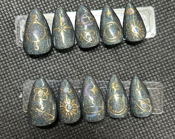 schwarze himmlische Presse auf Nägeln