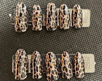 Uñas postizas de leopardo con purpurina marrón