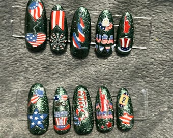 Uñas postizas con purpurina verde para el 4 de julio
