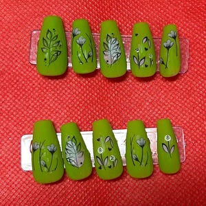 matte grüne Blüten auf Nägel drücken