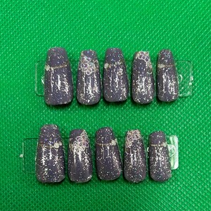 ausgefallenen lila glitzer auf den nägeln drücken