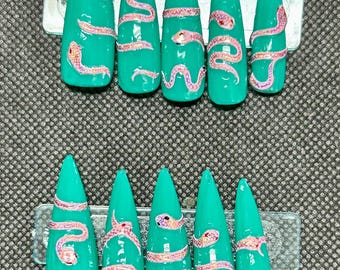 Blauwgroen met roze slangenpers op de nagels