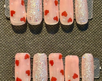 roze gelly-hartjes drukken op de nagels