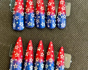 Uñas postizas rojas y azules con estrellas plateadas