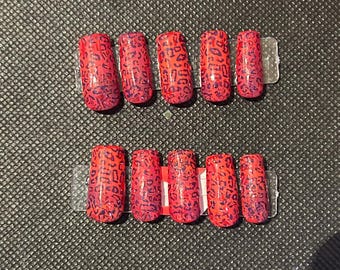 rote leopardpresse auf nägeln