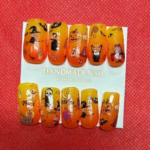 Puede incluir: Conjunto de 10 uñas postizas con temática de Halloween con degradado naranja y amarillo. Las uñas presentan varios personajes y símbolos de Halloween, incluidos fantasmas, calabazas, brujas y murciélagos. Las uñas están etiquetadas como "Handmade Nail" y "To the best of you".