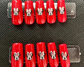 czerwone paznokcie z Myszką Minnie