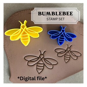 Könnte beinhalten: Ein Hummel-Stempelset mit einem gelben und einem blauen bienenförmigen Stempel. Die Stempel sind über zwei bienenförmigen Abdrücken in braunem Ton positioniert. Das Bild enthält den Text BUMBLEBEE STAMP SET sowie den Text *Digital file*.