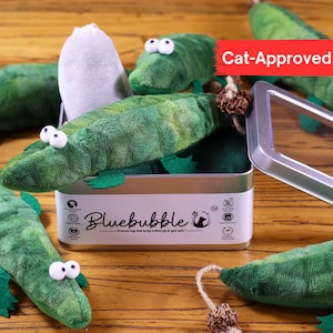 Jouet pour chat coup de pied à l'herbe à chat | Crocodile vert Silvervine Gall Fruit à mâcher | Jouet pour chat rechargeable avec boîte en métal | Bulle bleue