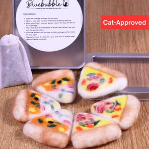 Jouets pour chats pizza feutrés infusés d'herbe à chat Silvervine avec boîte de recharge par Bluebubble, jouet pour chat en laine de Nouvelle-Zélande