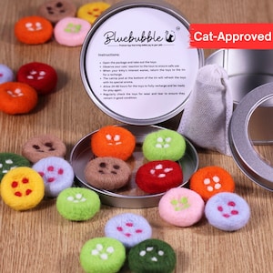 Jouets pour chats avec bouton en feutre infusé d'herbe à chat Silvervine avec boîte de recharge par Bluebubble, jouet pour chat en laine de Nouvelle-Zélande