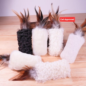 Juguetes para gatos de lana de oveja con plumas de faisán naturales.