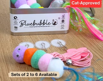 Giocattolo per gatti Catnip Caterpillar: palline di piume con scatola di ricarica
