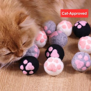 Jouets pour chats avec boules de pattes en feutre infusées d'herbe à chat Silvervine avec boîte de recharge par Bluebubble, jouet pour chat en laine de Nouvelle-Zélande