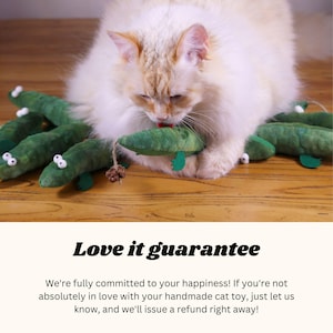 Peut inclure: Un chat blanc joue avec un jouet pour chat en forme d'alligator vert fait &agrave; la main. Le jouet est fait de tissu doux et a un design r&eacute;aliste. Le chat appr&eacute;cie le jouet et a l'air heureux. Le texte "Love it guarantee" est affich&eacute; sous l'image. Nous nous engageons pleinement &agrave; votre satisfaction&nbsp;! Si vous n'&ecirc;tes pas absolument satisfait de votre jouet pour chat fait &agrave; la main, faites-le nous savoir et nous vous rembourserons imm&eacute;diatement&nbsp;!