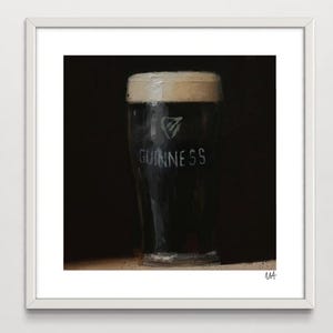 Pu&ograve; includere: Un dipinto di un bicchiere di birra Guinness su uno sfondo scuro. Il bicchiere &egrave; ghiacciato e ha il logo Guinness.