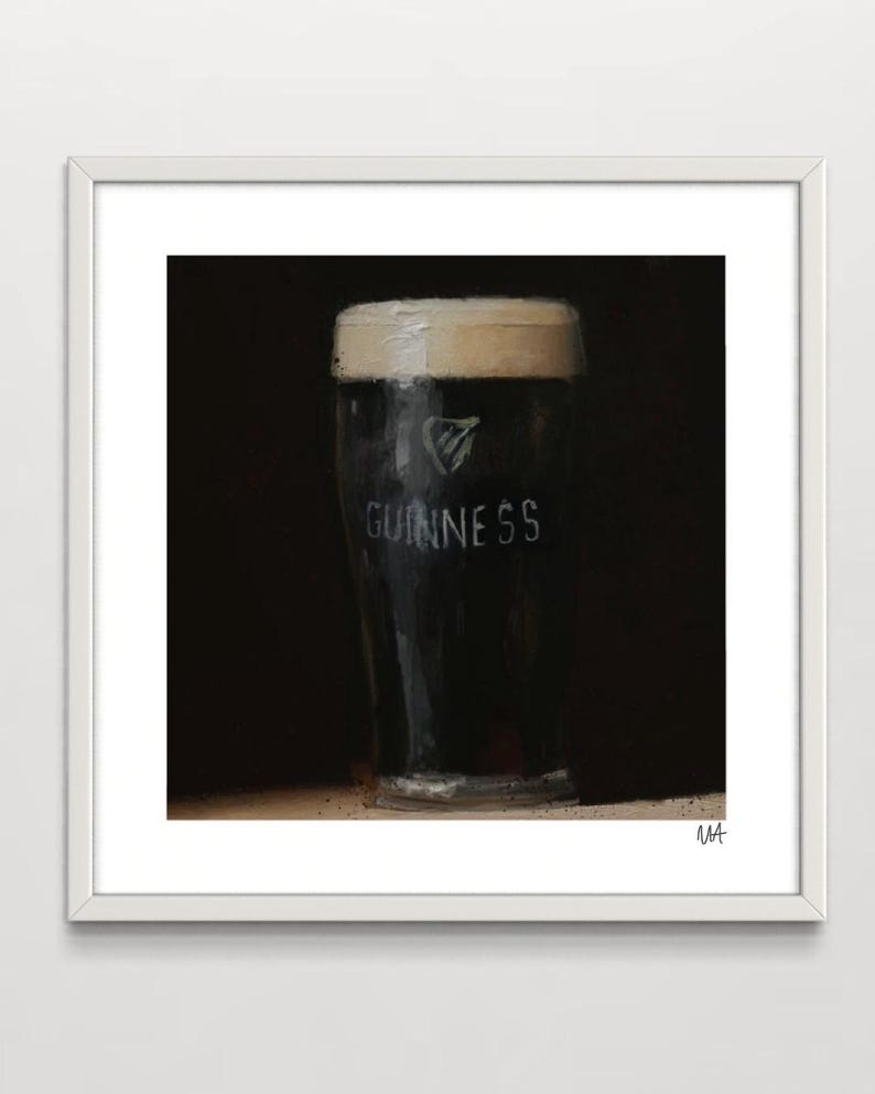 Pu&ograve; includere: Un dipinto di un bicchiere di birra Guinness su uno sfondo scuro. Il bicchiere &egrave; ghiacciato e ha il logo Guinness.
