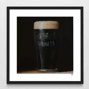 Pu&ograve; includere: Un dipinto di un bicchiere di birra Guinness su uno sfondo scuro. Il bicchiere &egrave; ghiacciato e ha il logo Guinness.