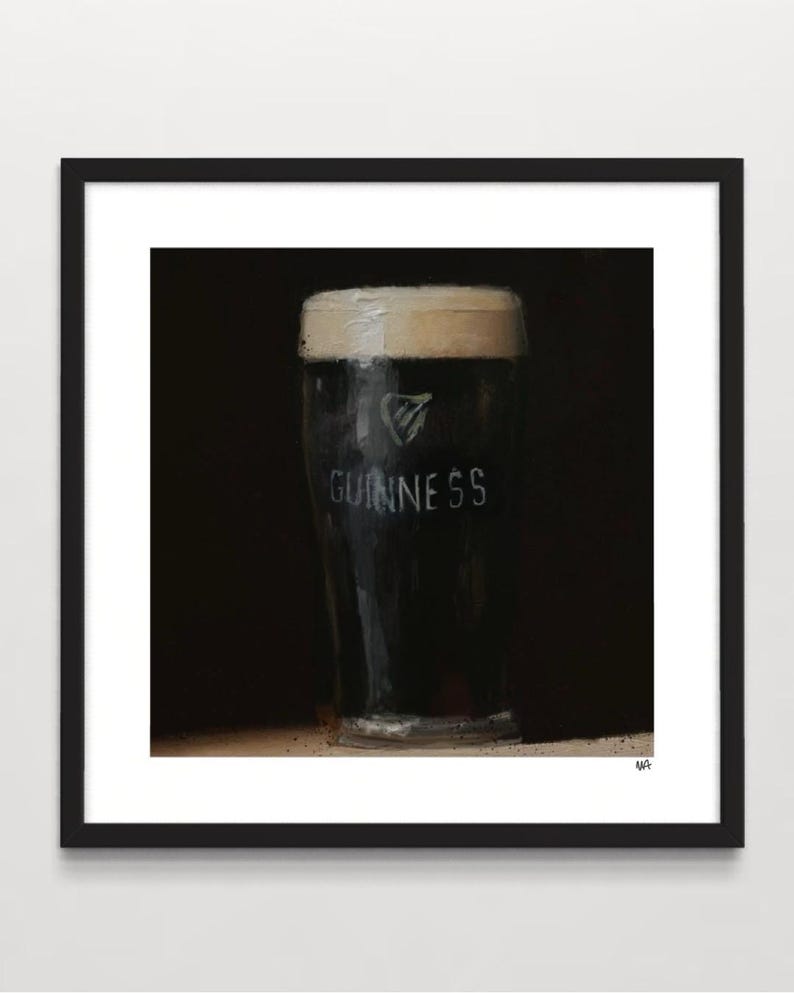 Pu&ograve; includere: Un dipinto di un bicchiere di birra Guinness su uno sfondo scuro. Il bicchiere &egrave; ghiacciato e ha il logo Guinness.
