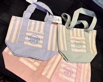 Bolso de mano a rayas pastel de Trader Joe's