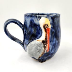 Brauner Pelikan bei Nacht Handgemachte Tasse aus Porzellan