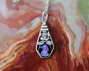 Pendentif religieux ancien en argent émaillé violet