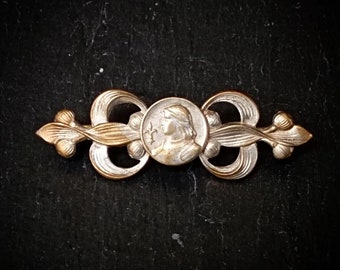 Art Nouveau-broche van Jeanne d'Arc van verzilverd metaal