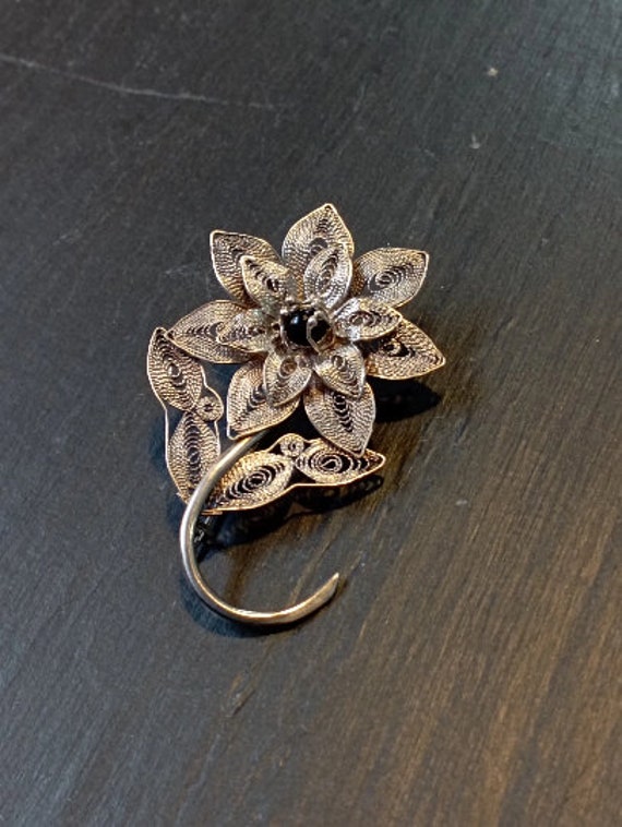 Broche florale en argent filigrané