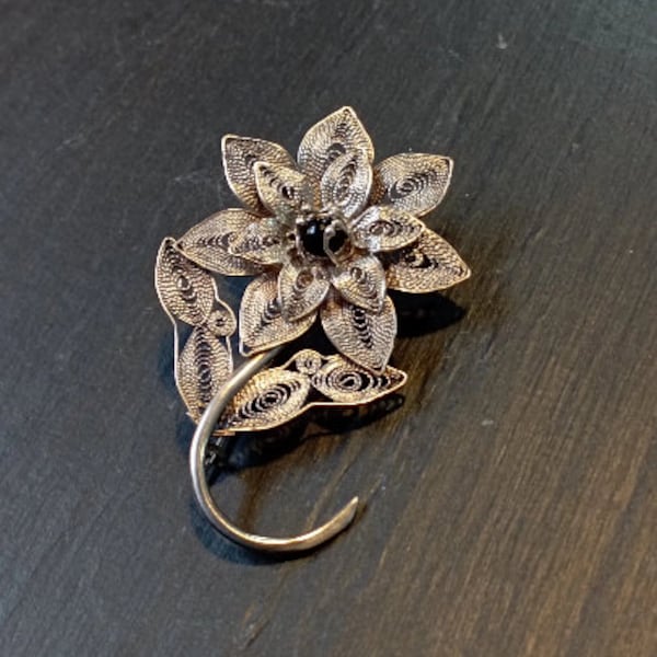 Broche florale en argent filigrané