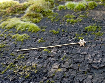 Petite épingle à cravate en métal plaqué or et demi perle fine